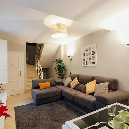 Apartment Wide With Terrace- 2bd 1bth- Santa Cruz Seville