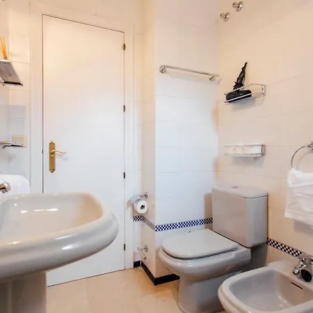 Wide With Terrace- 2bd 1bth- Santa Cruz Apartment *