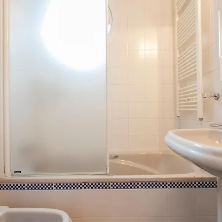 Wide With Terrace- 2bd 1bth- Santa Cruz Apartment